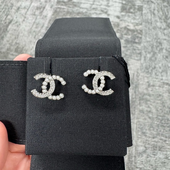 CHANEL CC LOGO STUD EARRINGS WITH PEARLS - Picture 12 of 14